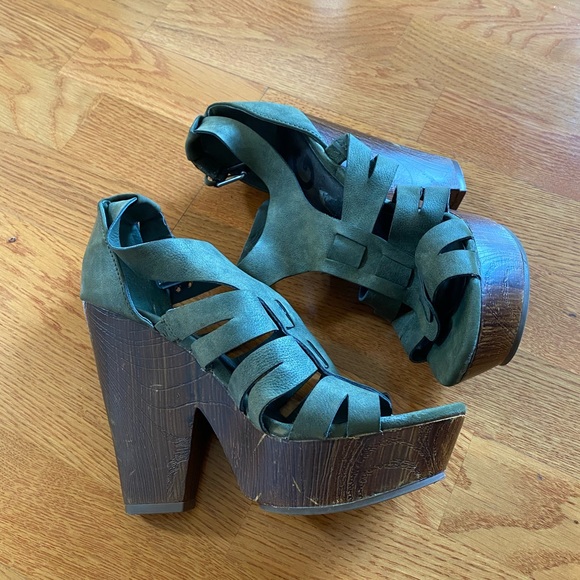 Heels G by Guess size 7.5 - Picture 4 of 6